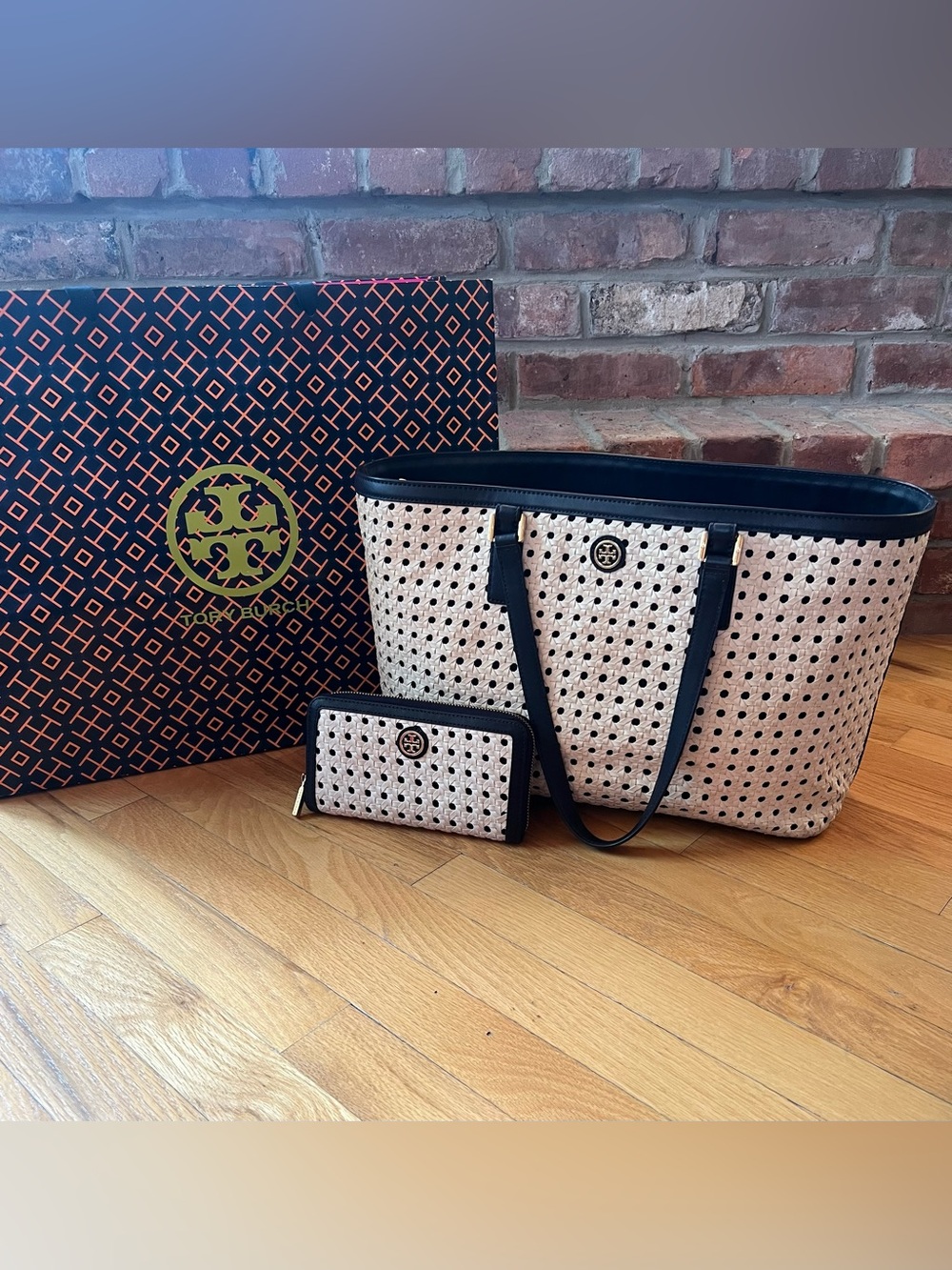 Tory Burch White & Navy Robinson Basket Weave Tote Bag & Continental Wallet Set